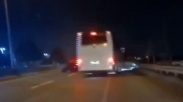 Kazayı izlemek için yavaşlayan otomobile otobüs çarptı
